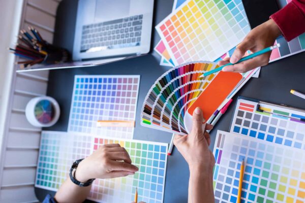 Un groupe d'artistes réfléchit à une stratégie de partenariat de planification avec des collègues du bureau de création, concept de travail d'équipe.
